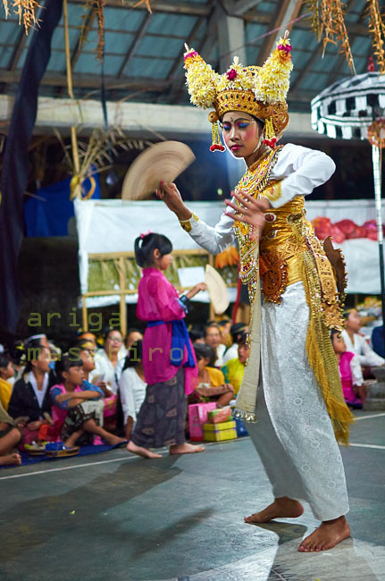 サンヒャンドゥダリを踊る白い衣装の少女