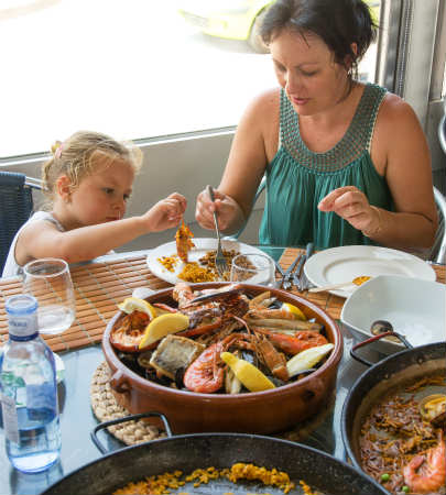 パエリアを食べるスペイン人の家族