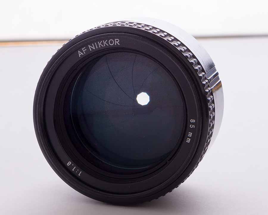 ９枚の絞り羽根が見えるニコンの望遠レンズ AF 85mmF1.8を使うととオーブは９角形に写る。