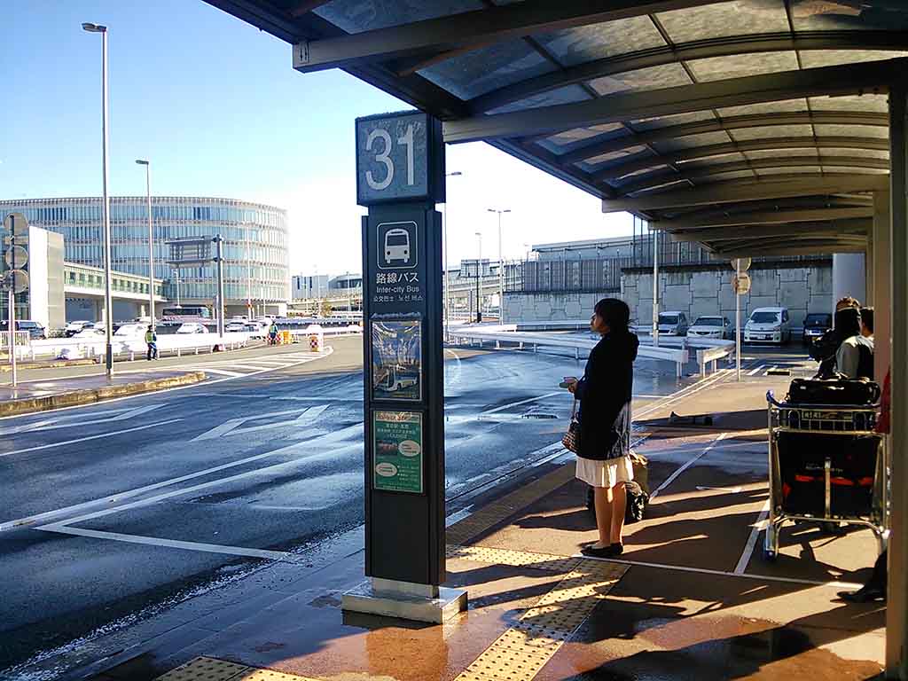 27成田空港のバス停