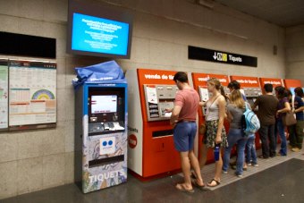 地下鉄駅に設置されたグエル公園入場券の自動販売機