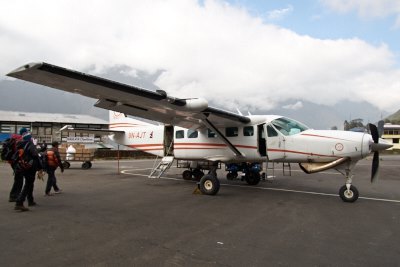 ルクラからラメチャップ空港へ飛ぶ小型飛行機