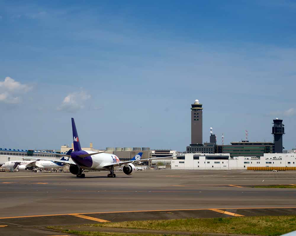 成田空港の滑走路と第二ターミナル