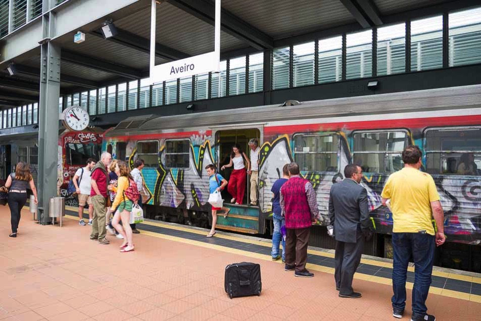 アベイロ駅のホームと列車