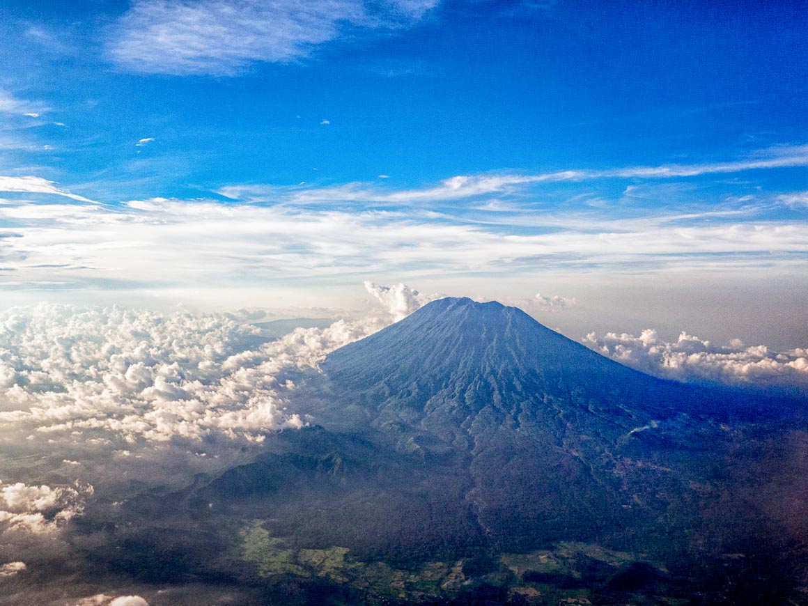 アグン山全景