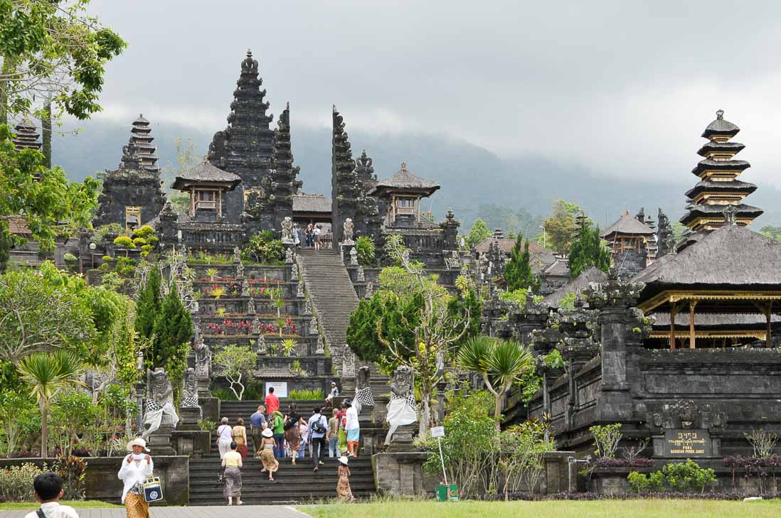 ブサキ寺院はアグン山の中腹に建っている