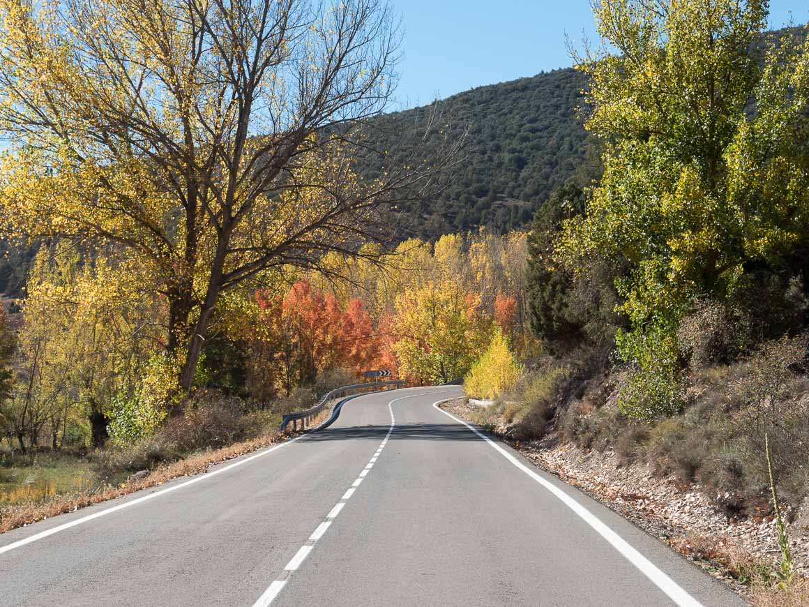 アルバラシンを目指して秋の紅葉の道を車で走る