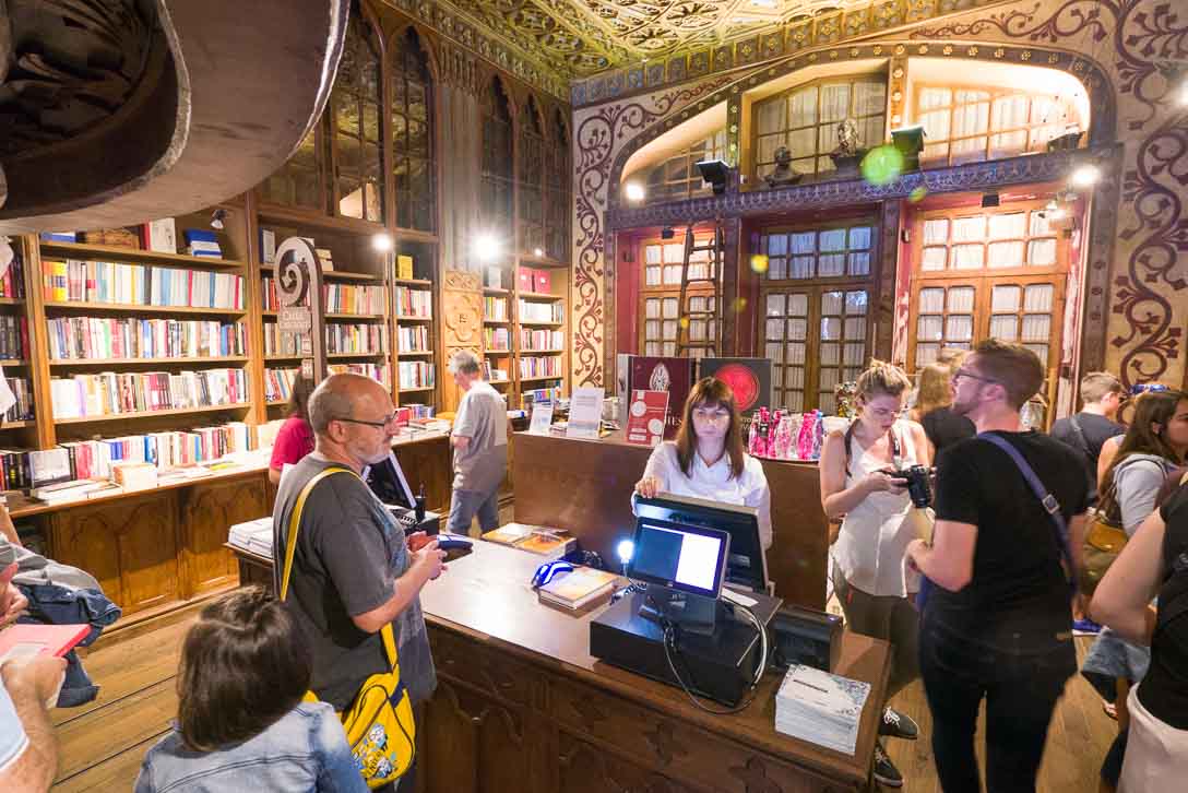 ポルトガルの美しい書店レロ イ イルマオンで本を買う人々