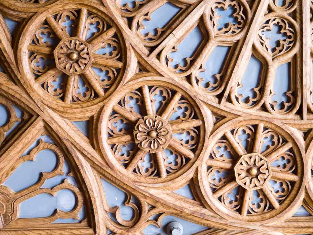 天井装飾の木彫はネオゴシック様式