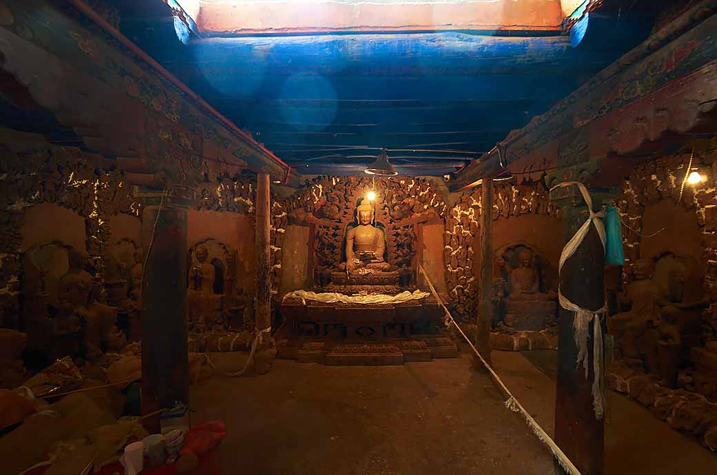 tibet2.jpg お寺の本堂に浮かぶオーブ