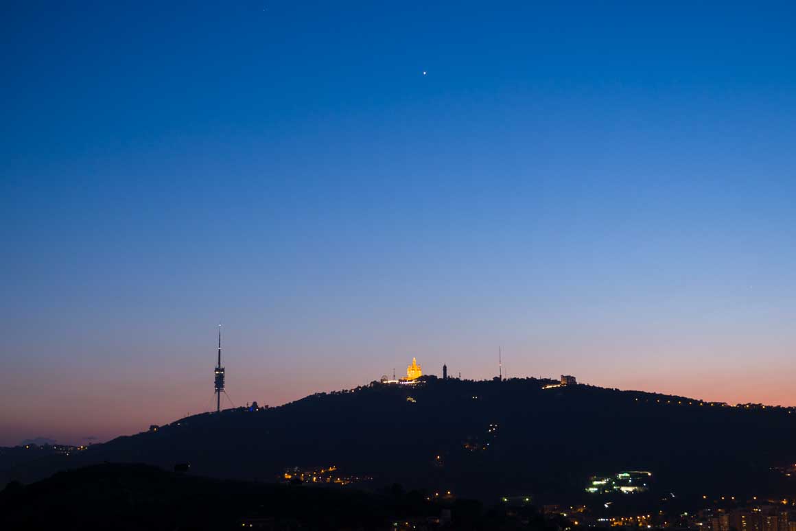 夜のティビダボの丘