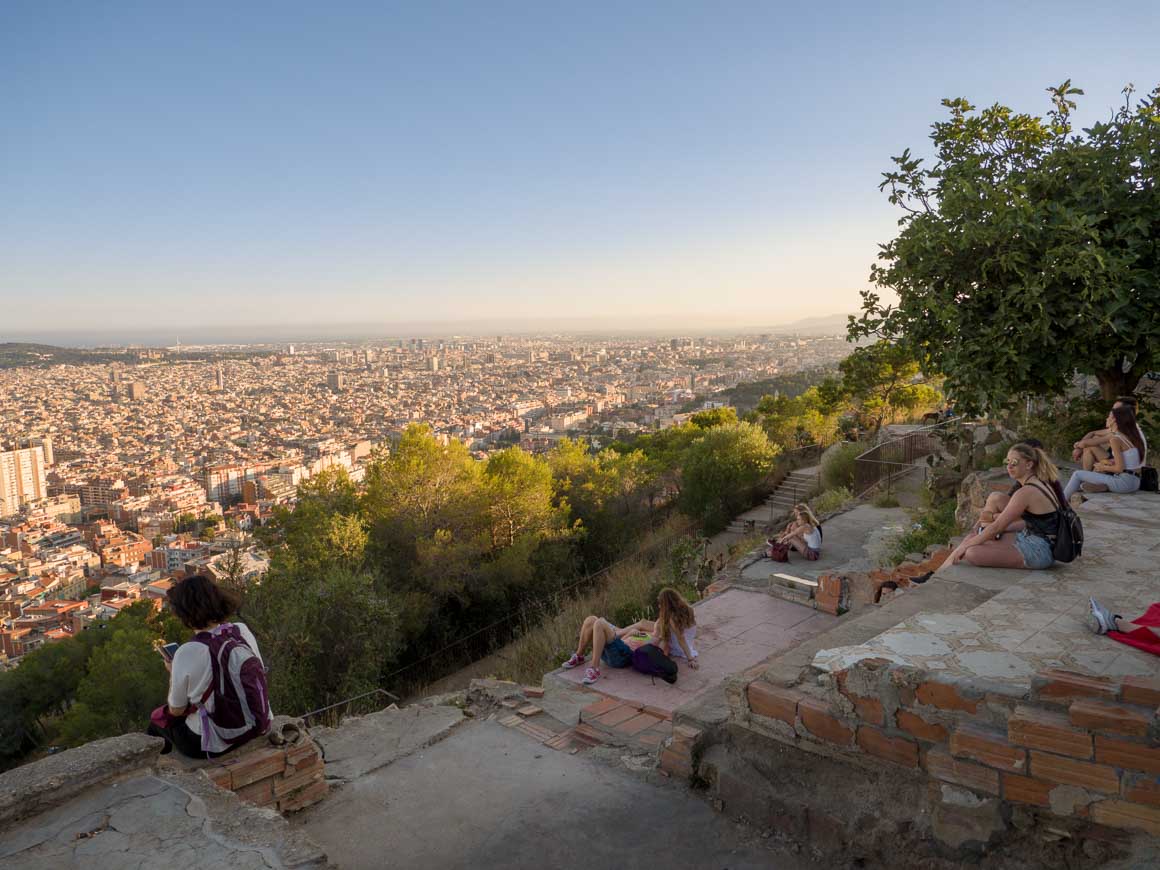 カルメル要塞からバルセロナ全景を見る人々