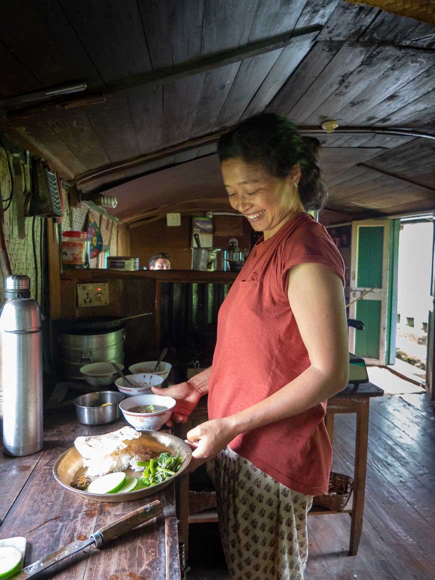 奥さんのカウシラさんが毎食の手料理をつくってくれる