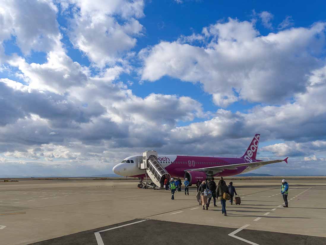 関西空港で飛行機に搭乗する