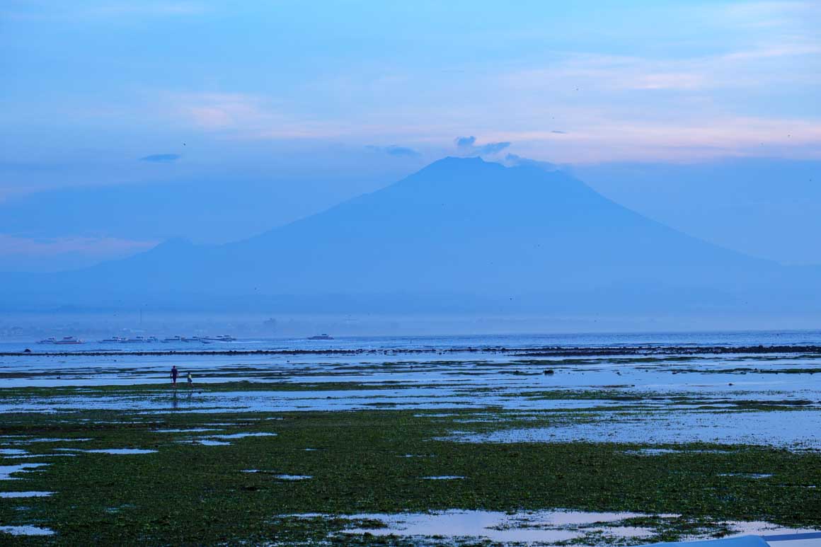 サヌール海岸とアグン山