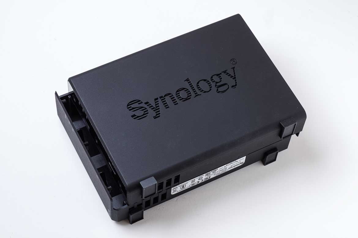 Synology DiskStation DS118にHDDをセットするために開く