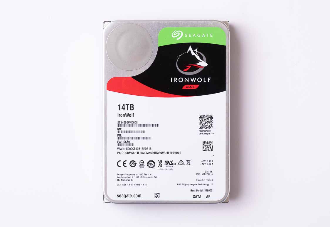 Seagate IronWolf 14TB 内蔵ハードディスク ST14000VN0008を正面から見る