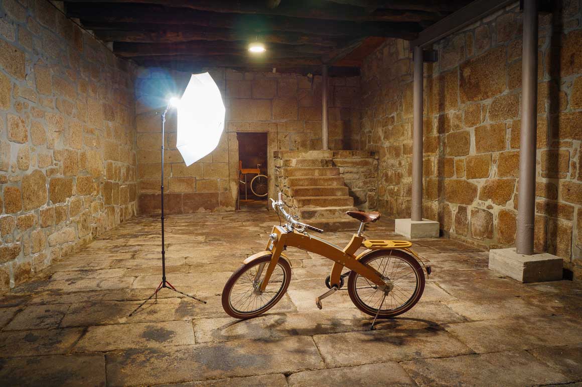 KING カーボンライティングスタンド KCLS-01 にストロボとアンブレラを着けて一灯の照明で自転車を撮影した