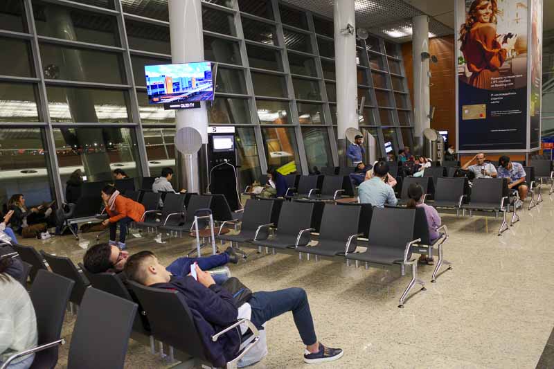 モスクワ シェレメチェボ II 空港のフロアで夜を明かす旅客たち