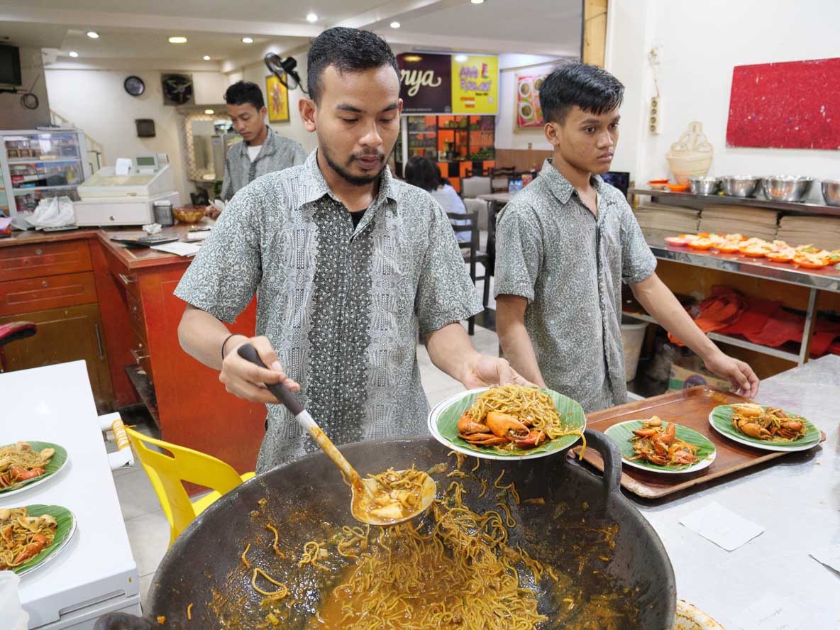 バンダアチェで一番おいしい麵食堂 Mie Razaliで麵を茹でるコックさん