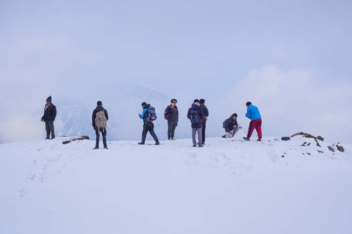 雪の上のネパール人トレッカーたち