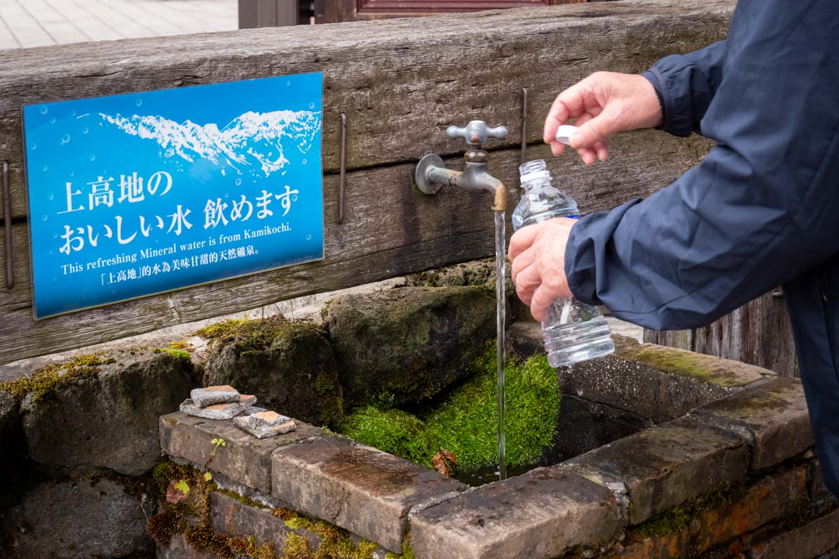 河童橋のたもとで上高地のおいしい水が汲める