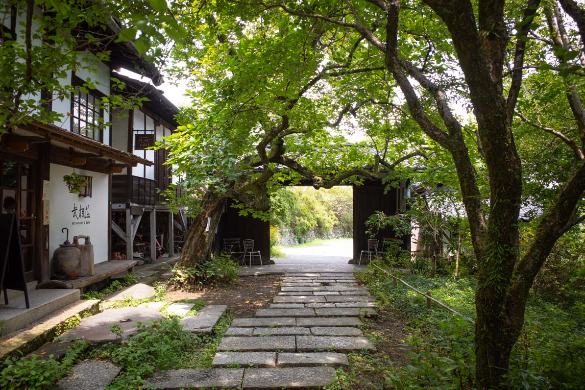 武相荘の門から母屋へ