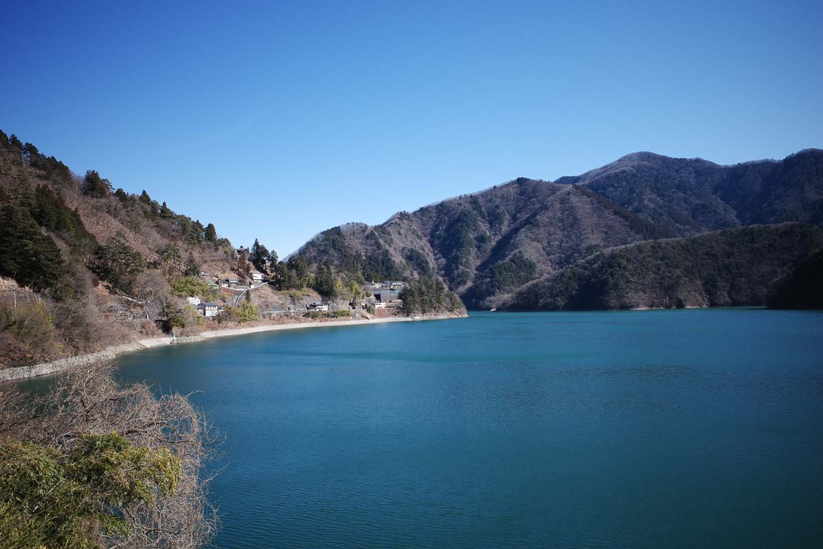 碧色に輝く奥多摩湖は、鬼滅の刃の竈門炭治郎くんの出身地、雲取山の近くにある碧色の湖