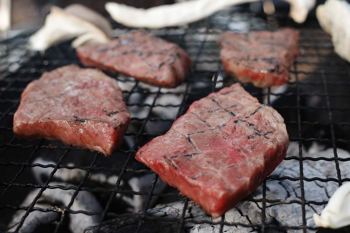 肉を焼いております