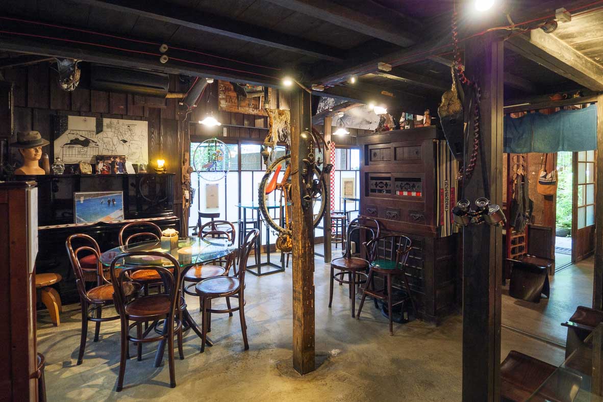 昭和レトロな家具が置いてある金崎本店は、阿左美冷蔵の二代目が建てた自宅でもあった