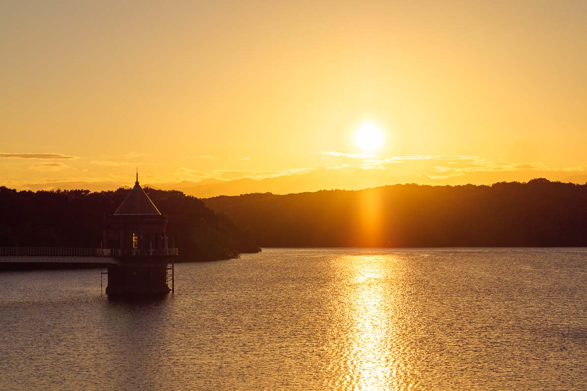 狭山湖と貯水塔、遠くに沈む夕日