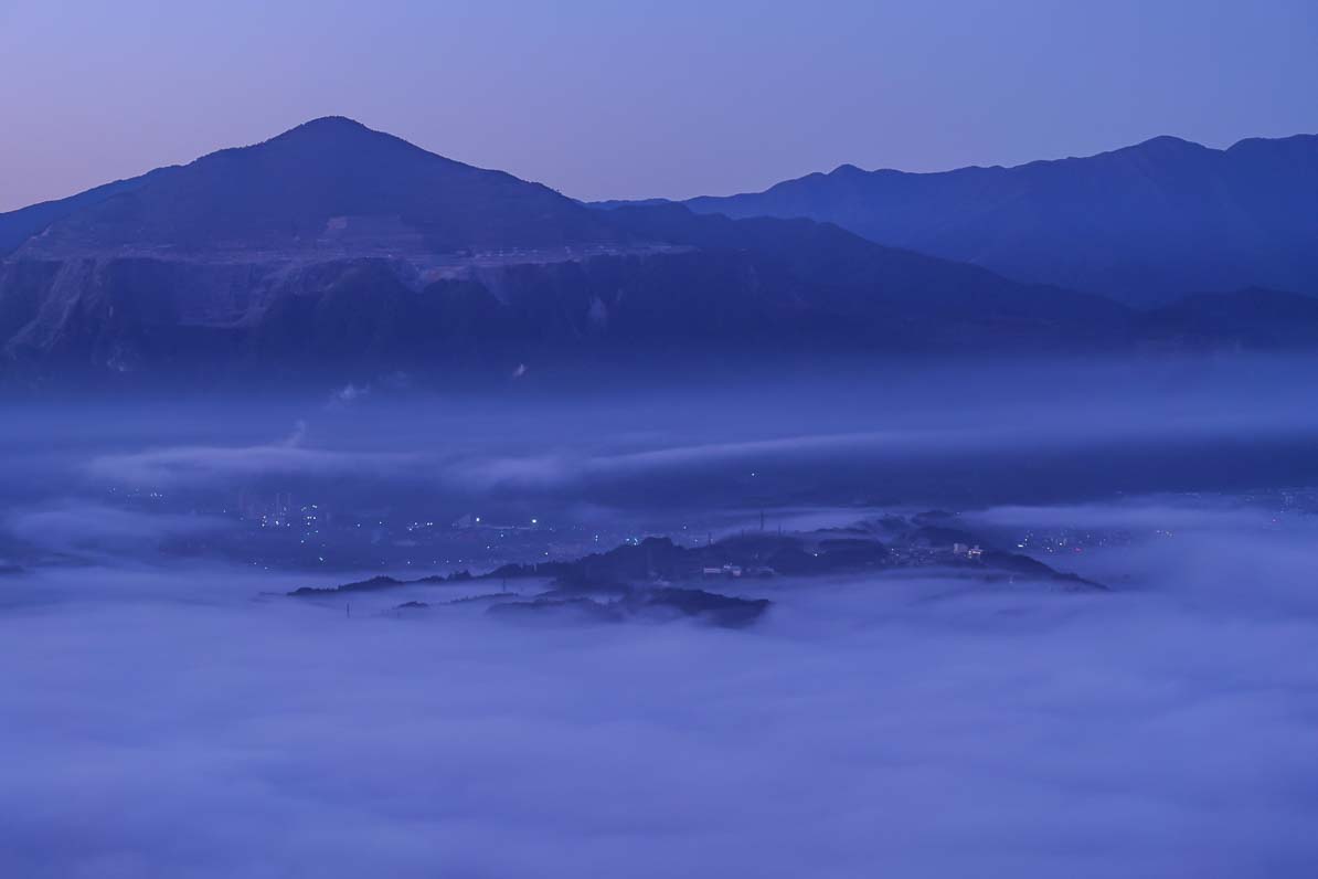 秩父市の美の山公園から見た雲海と武甲山と羊山公園