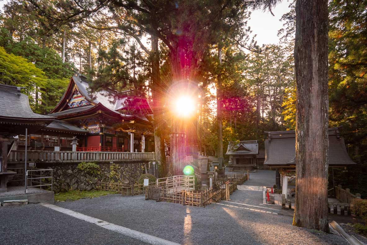 三峰神社の赤い十字架とオーブ