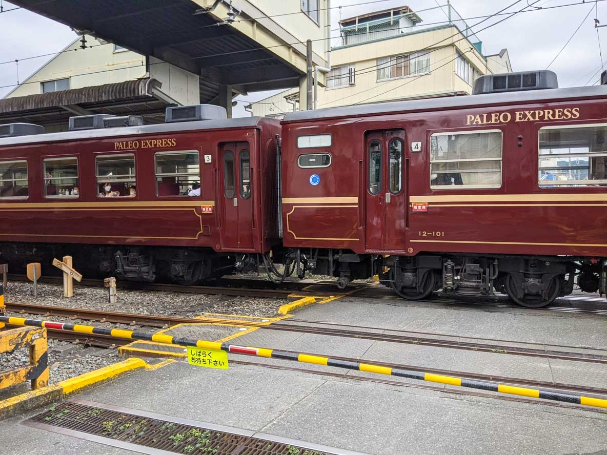 秩父鉄道の蒸気機関車と客車が御花畑駅で停車中