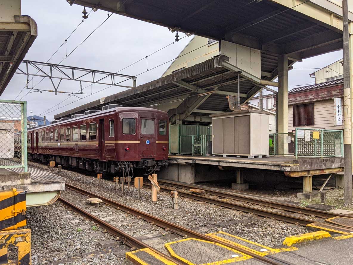 秩父鉄道の蒸気機関車が出発する