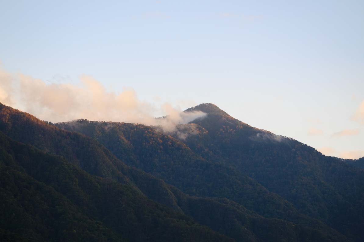 三峯神社から見た雲取山