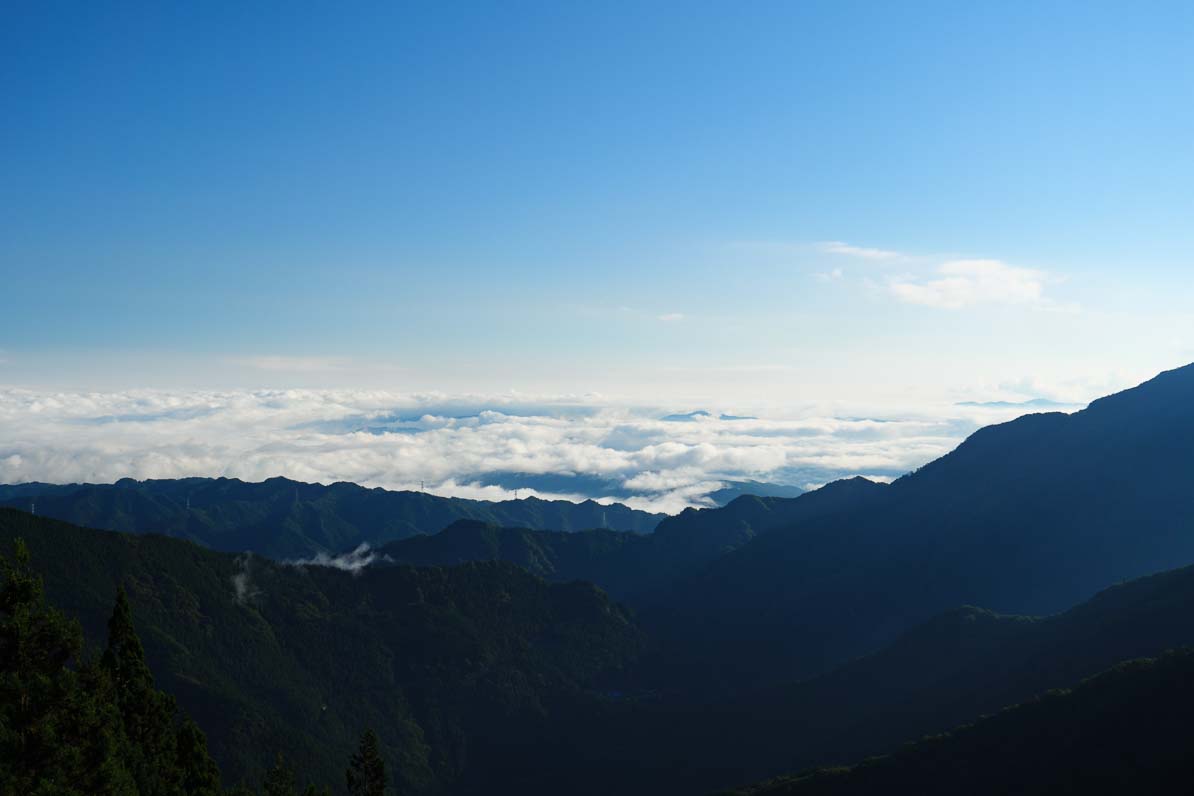 三峰神社から見た秩父市内の雲海