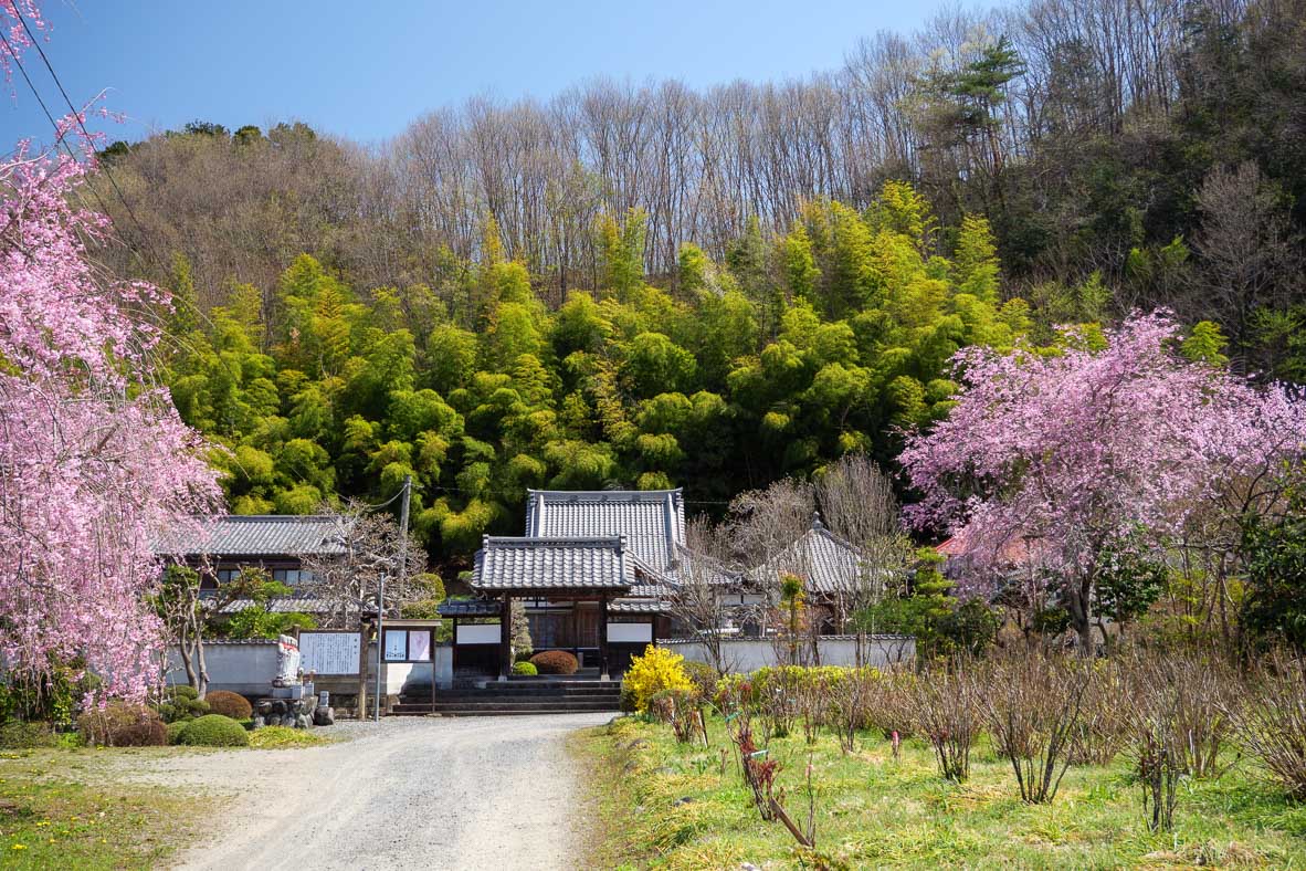 美の山ハイキングコースの途中にある真言宗萬福寺