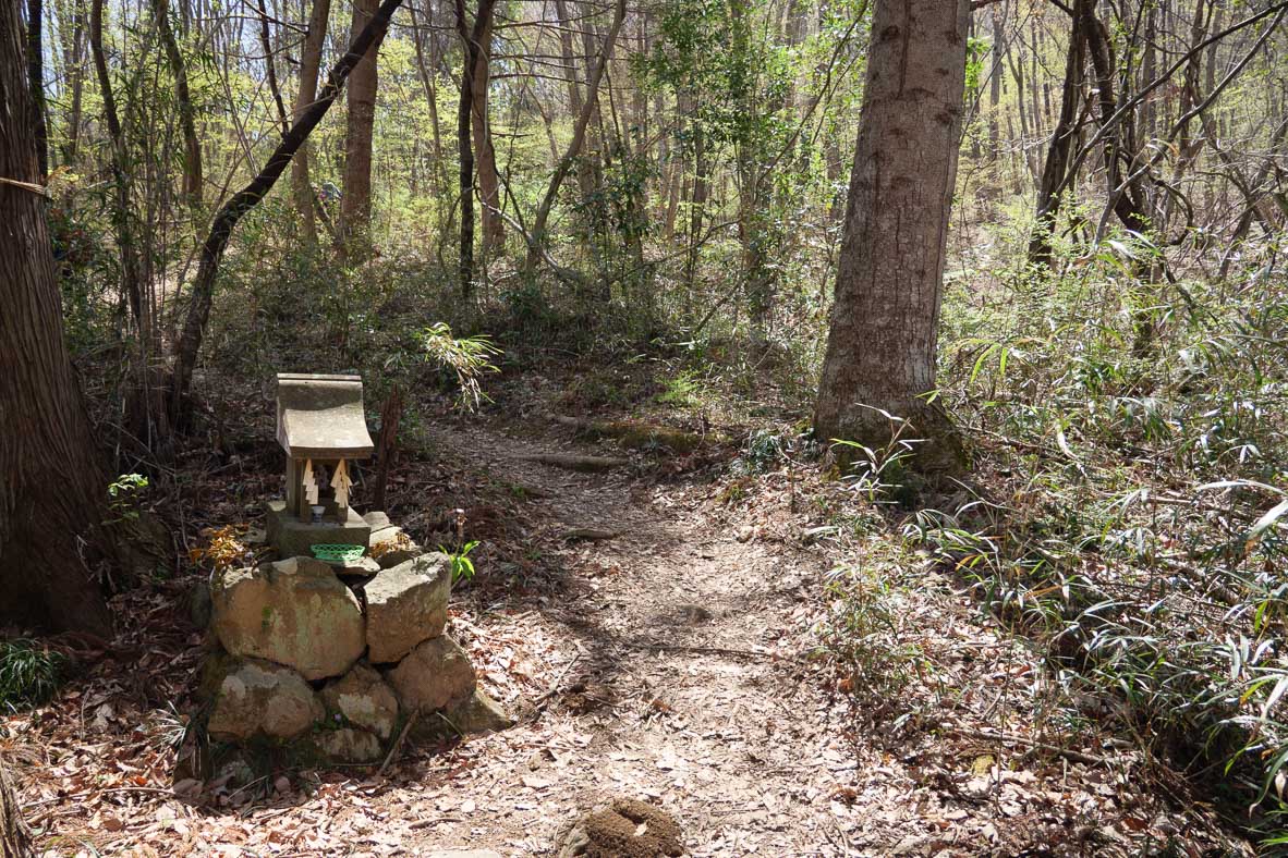 美の山ハイキングコースの途中にある祠