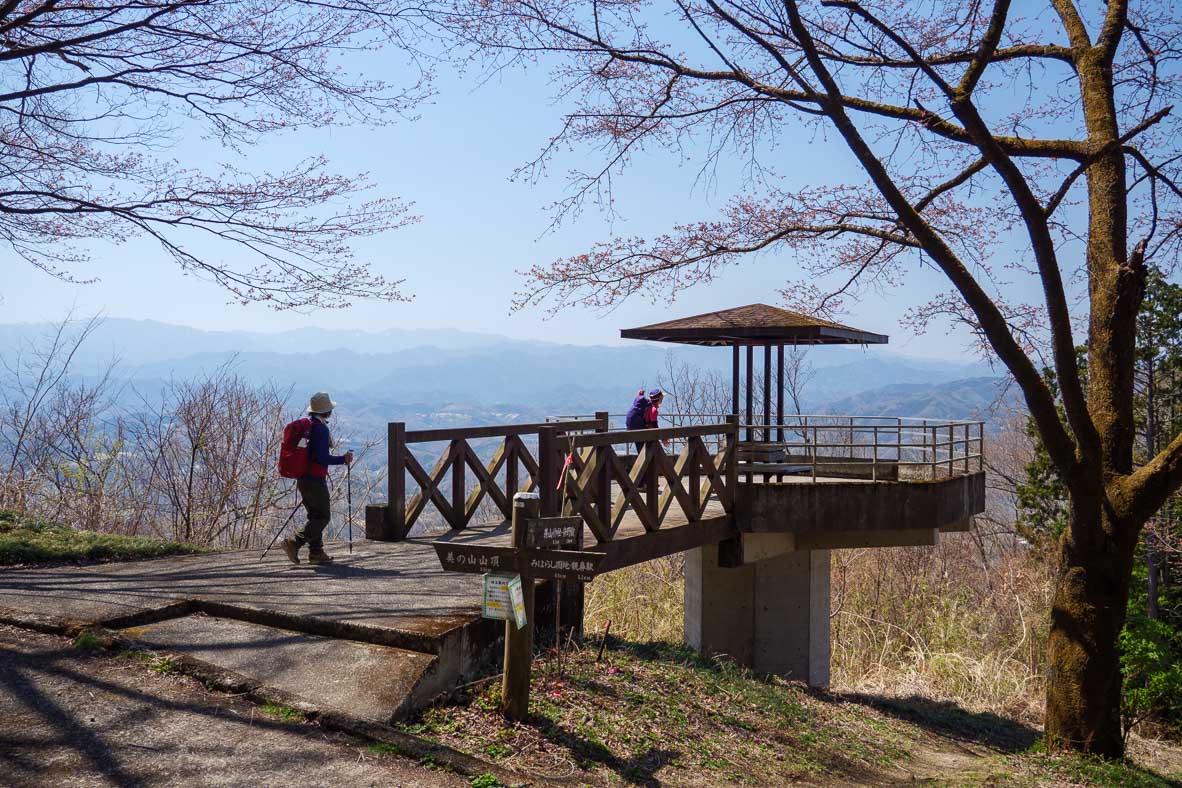 美の山公園の榛名神社の向かいに設置された展望台と東屋