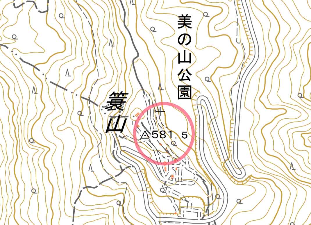 美の山の標高は国土地理院の地図によれば581.5mだ