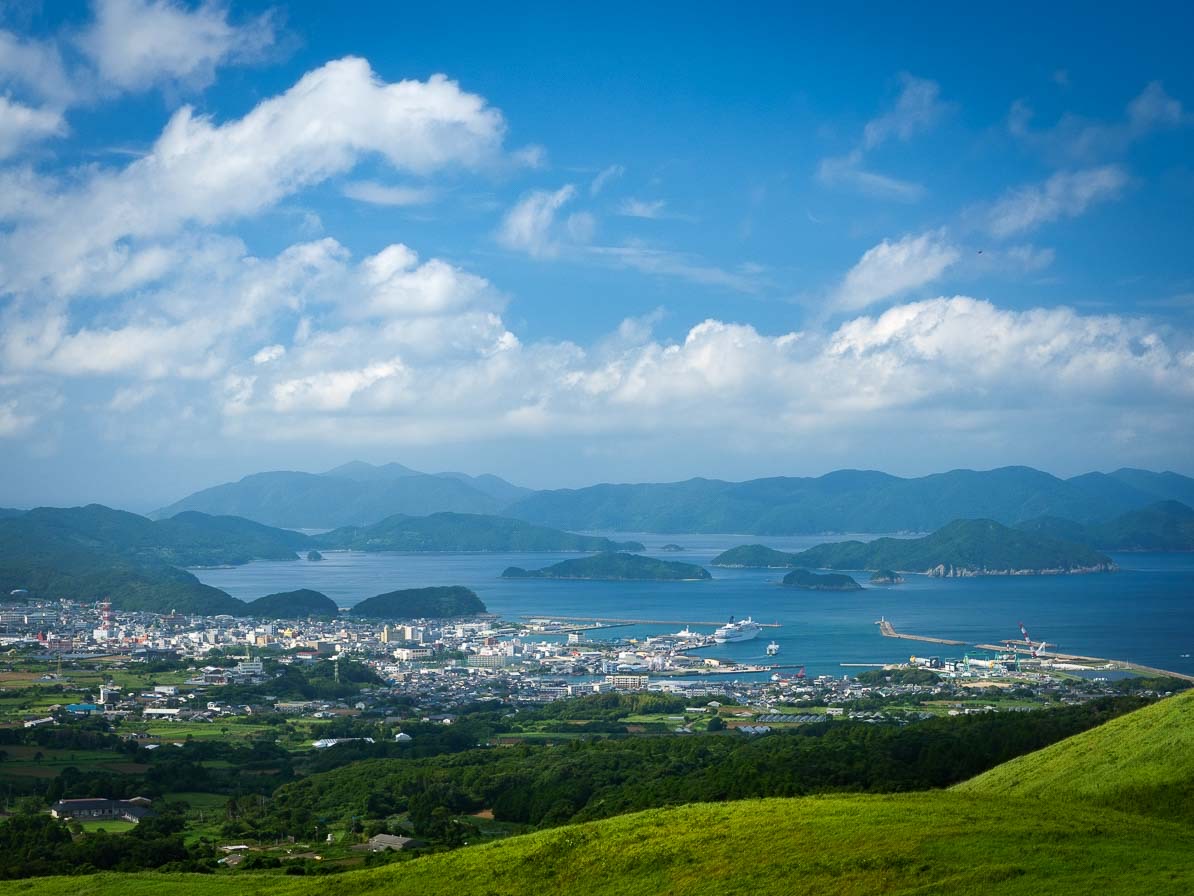 鬼岳から見た福江市と福江港の風景