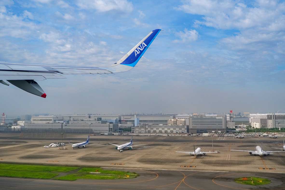 羽田空港を飛び立つANA機