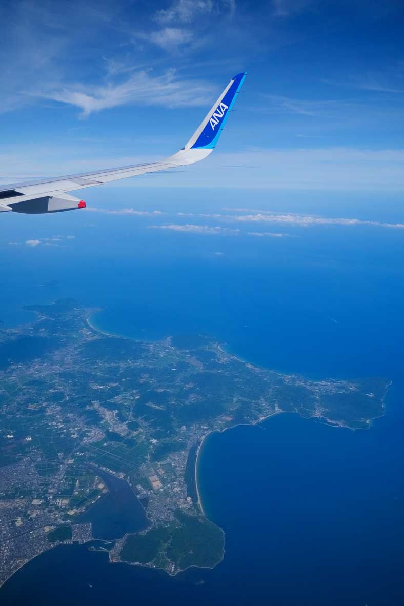 福岡上空を飛ぶANA機