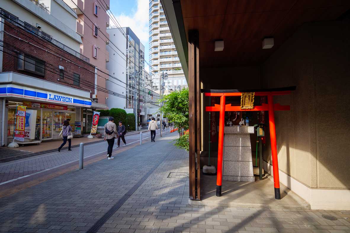 三鷹駅前のシンボル 赤鳥居通り