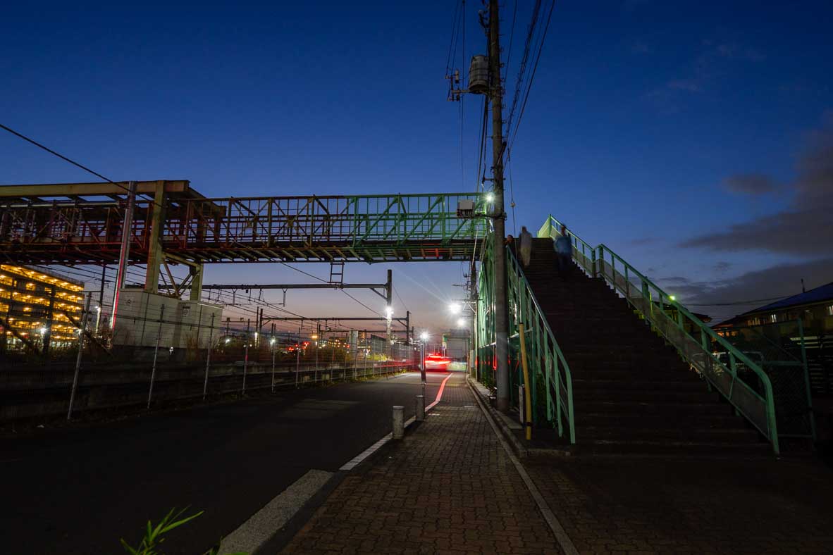 三鷹の跨線橋に夜のとばり