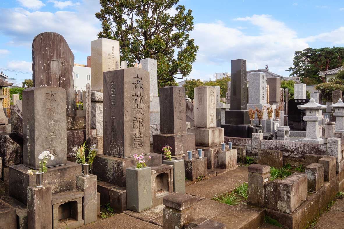 太宰治の墓の向かいには森鴎外の墓が立つ