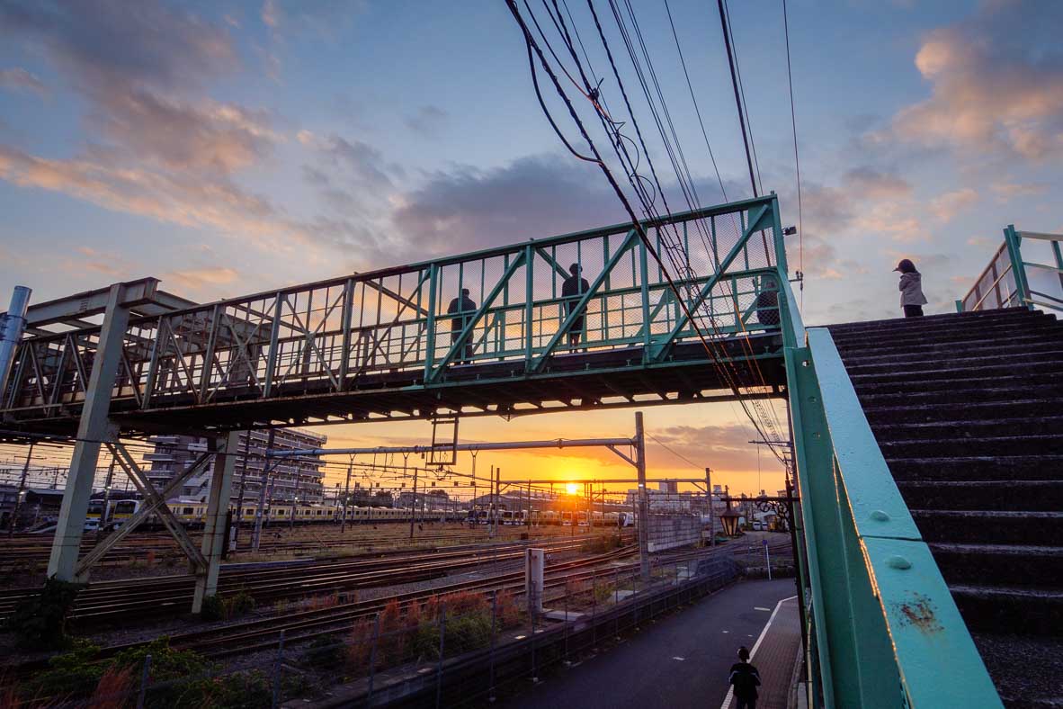 三鷹の跨線橋の夕景