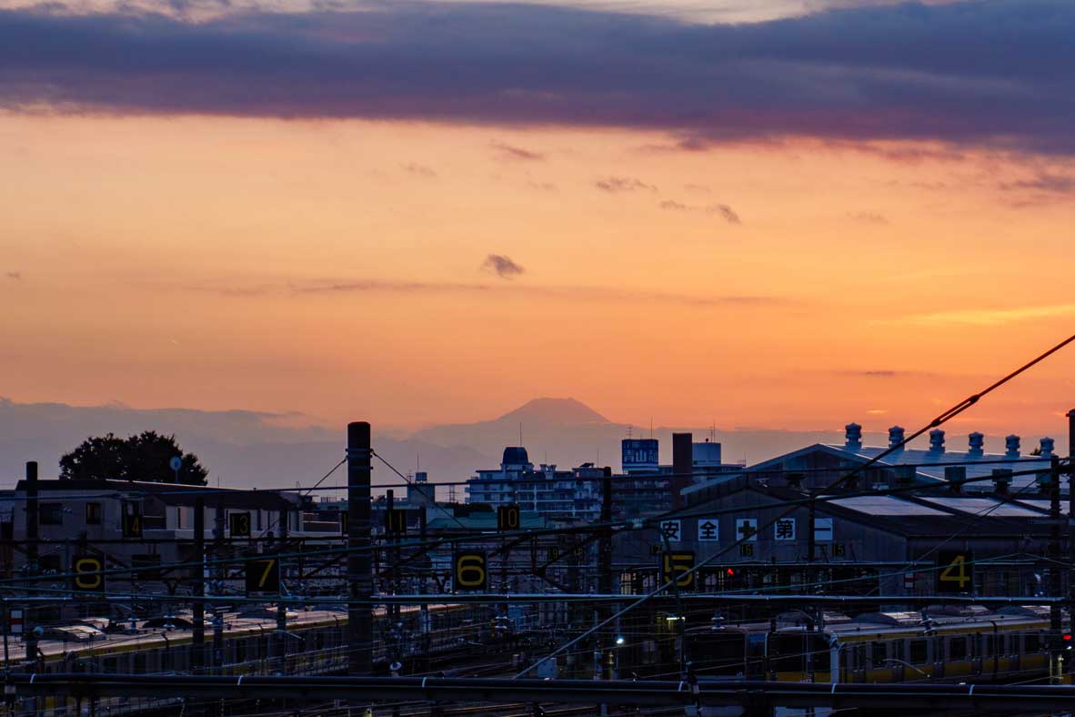 三鷹の跨線橋から夕陽に浮かぶ富士山を眺める